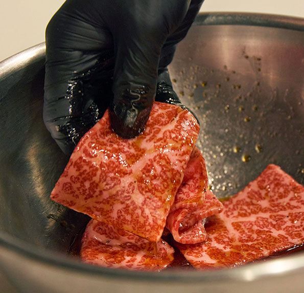 揉みダレを肉に絡ませる